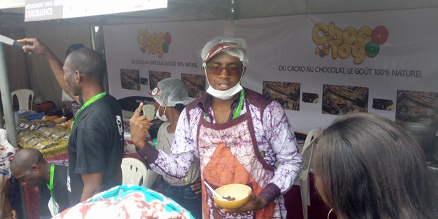 Fabrication traditionnelle du chocolat : ChocoTogo séduit  le public au Festicacao