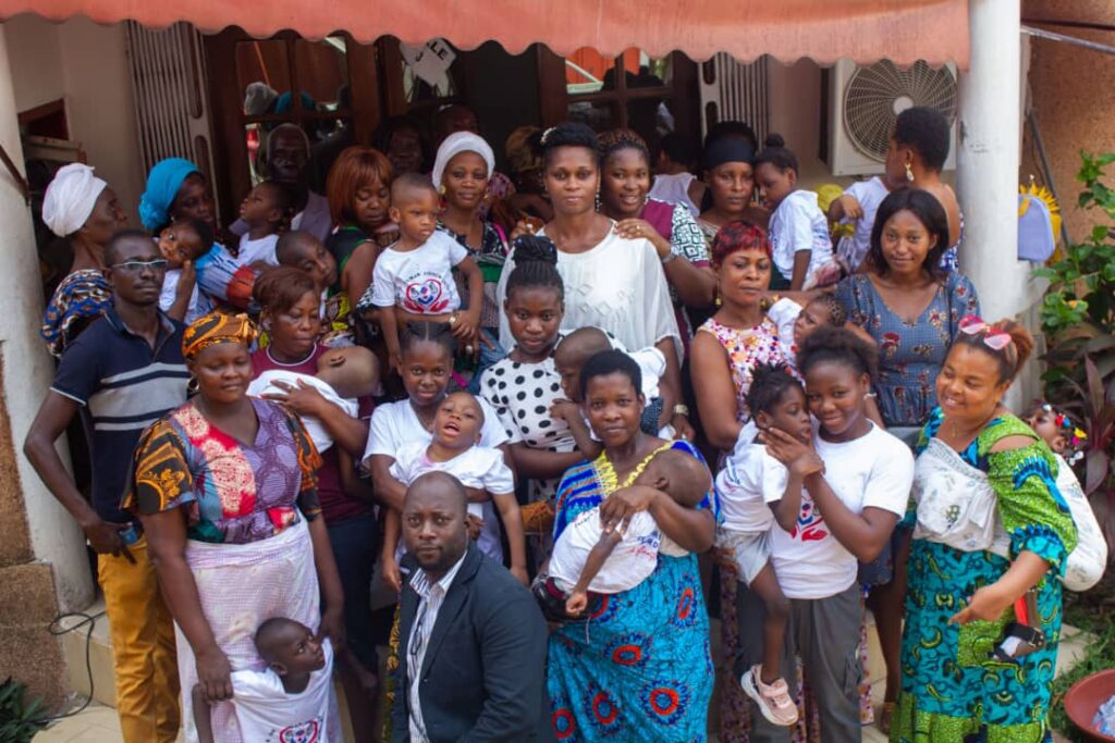 La sœur Monica Aucero, membre d'honneur de l'ONG Cœur de maman, amour d'enfant, apaise une petite fille atteinte d'infirmité motrice cérébrale