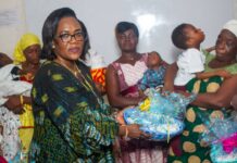 Maître Viviane Tano (Notaire), la marraine de la cérémonie offre des cadeaux aux mères des enfants IMC