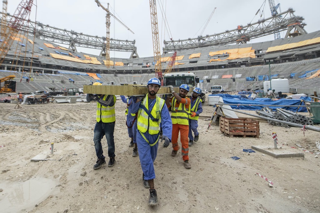 Chantiers de Qatar 2022 : Amnesty International exige l’indemnisation des travailleurs abusés