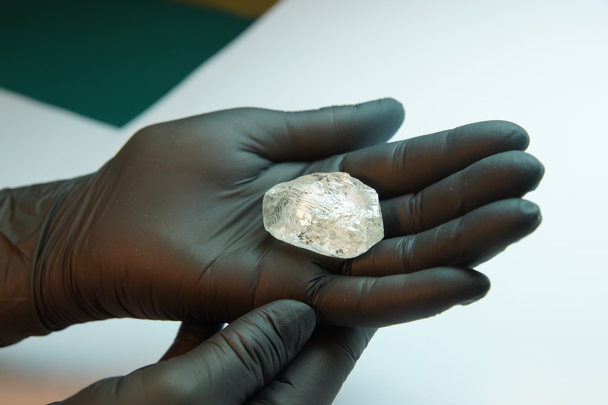 L’UE impose des sanctions au producteur russe de diamants Alrosa