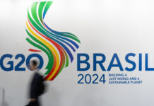 Un homme passe devant un logo du G20 lors de la réunion des ministres des Affaires étrangères du G20 à Rio de Janeiro, au Brésil, le 21 février 2024. (Xinhua/Wang Tiancong)