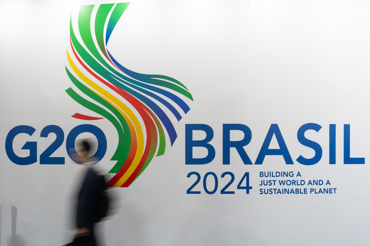 Un homme passe devant un logo du G20 lors de la réunion des ministres des Affaires étrangères du G20 à Rio de Janeiro, au Brésil, le 21 février 2024. (Xinhua/Wang Tiancong)