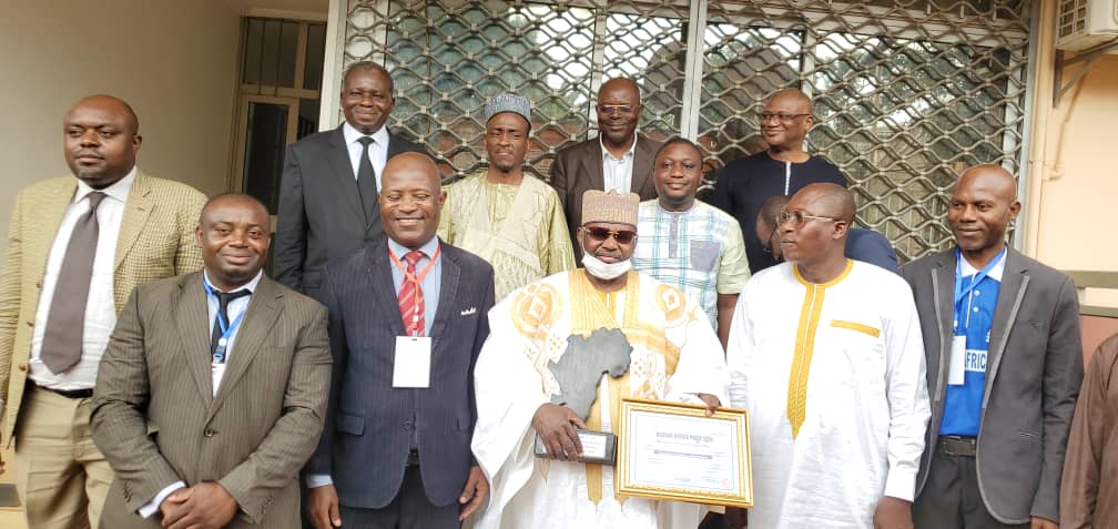 Baobab Africa Prize 2024 au Cameroun :  Le prestigieux Prix de l’Excellence Managériale Administrative  décerné Directeur Général de l’Agence d’Electrification Rurale Moussa Ousmanou