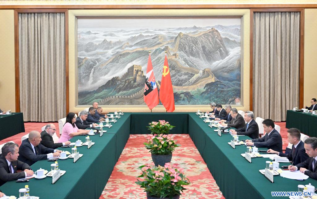 Un haut responsable du PCC rencontre une délégation du Parti communiste cubain