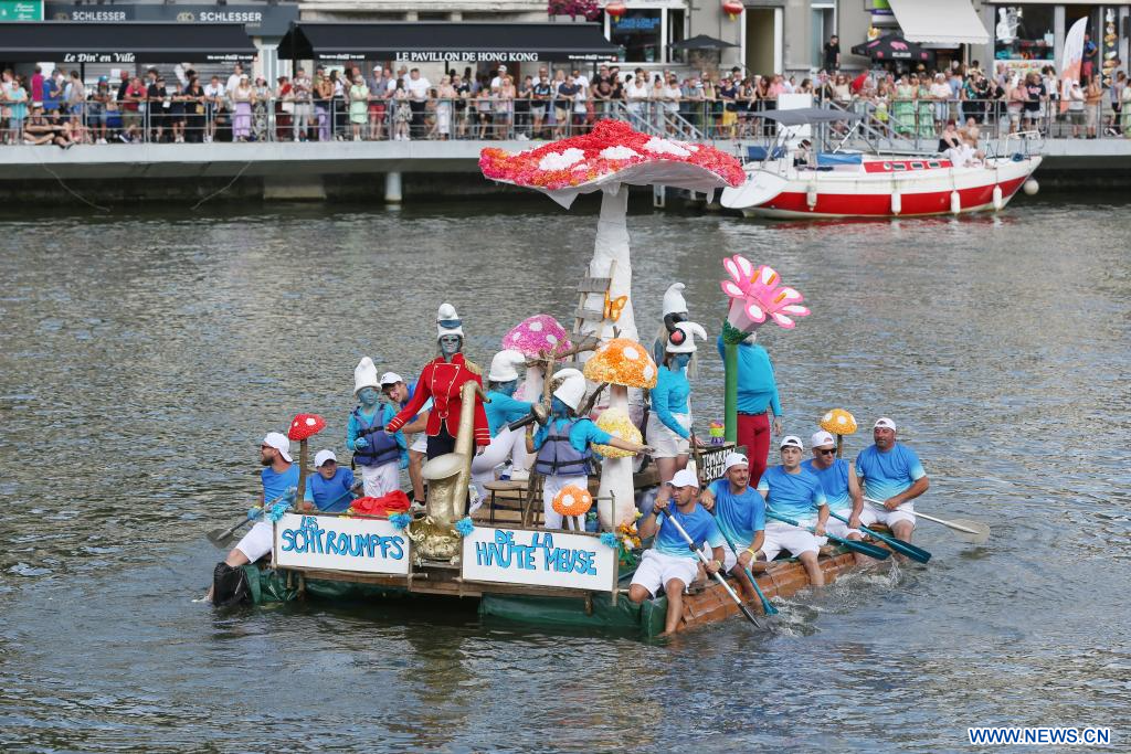 Belgique : la Régate de baignoires enflamme la Meuse à Dinant