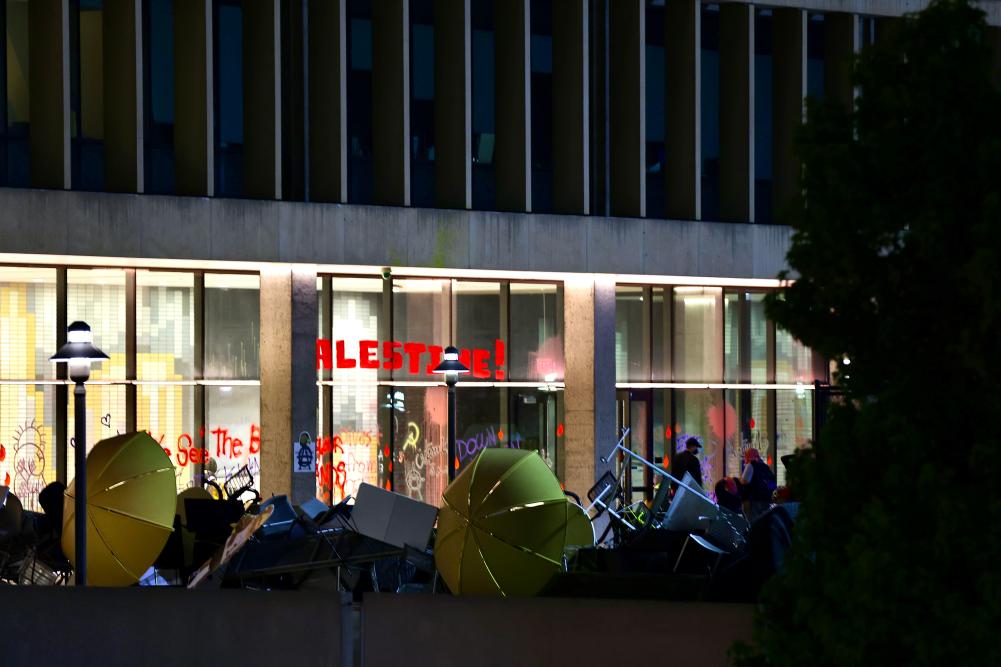 Des manifestants pro-palestiniens occupent le bâtiment des services aux étudiants de l’Université d’Etat de Californie à Los Angeles