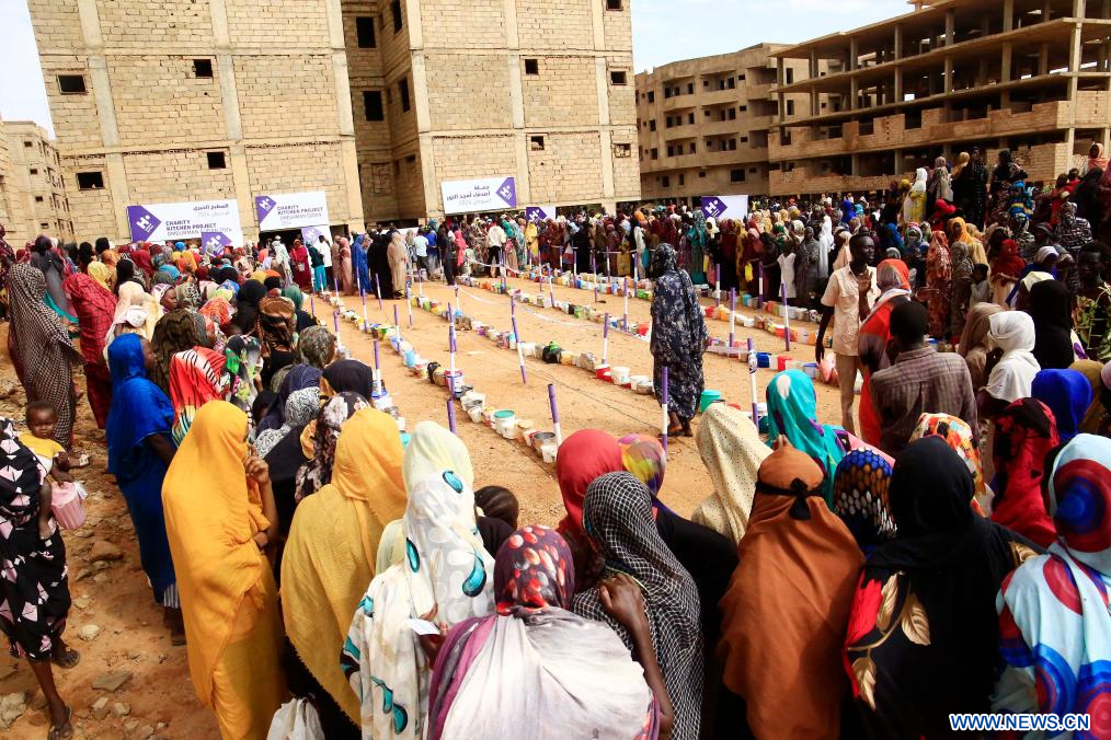 Soudan : des déplacés reçoivent de la nourriture gratuite à Omdurman