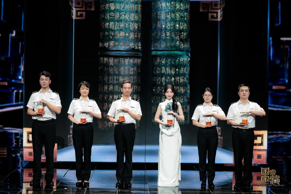 Zoom sur la Chine : Le Trésor National 4 dévoile la dévotion patriotique et le charme international des reliques culturelles chinoises