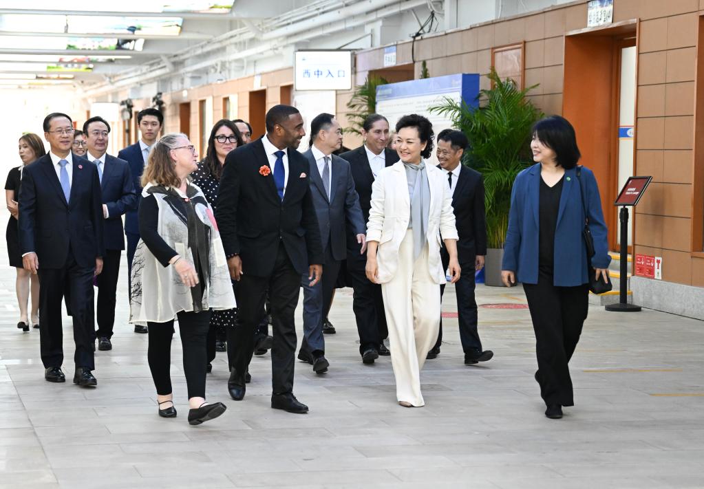 Peng Liyuan assiste à une activité d’échanges culturels et sportifs entre jeunes Chinois et Américains à Beijing Peng Liyuan assiste à une activité d’échanges culturels et sportifs entre jeunes Chinois et Américains à Beijing