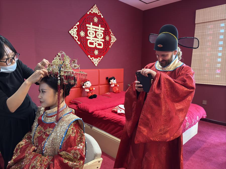 (Multimédia) Un Français conquiert le cœur de sa fiancée chinoise avec des mouvements de Tai-chi (REPORTAGE)