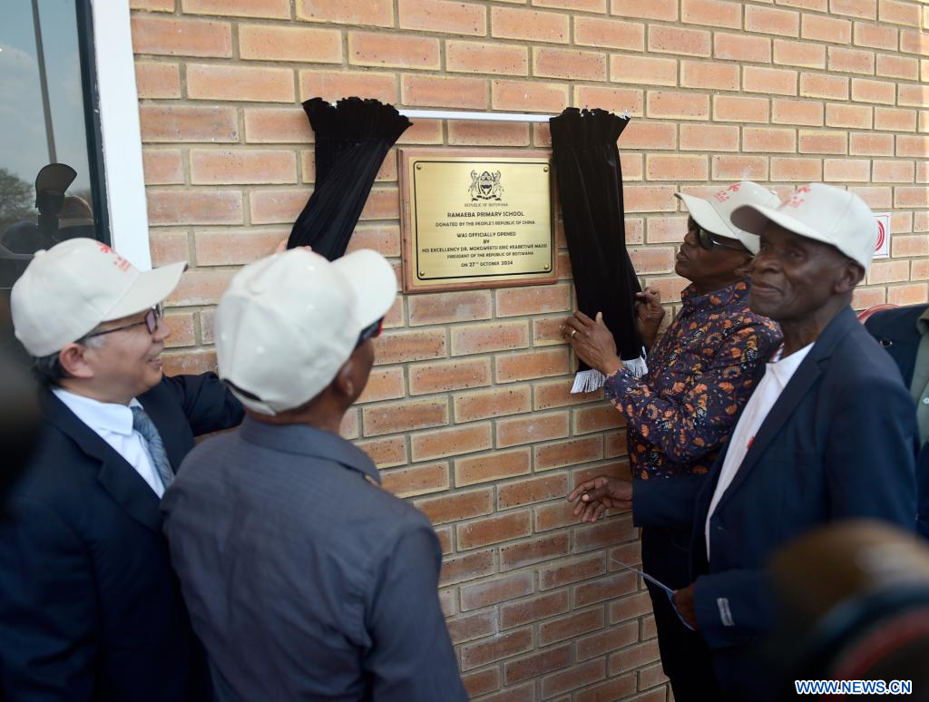 Remise au Botswana de la quatrième école primaire financée par la Chine
