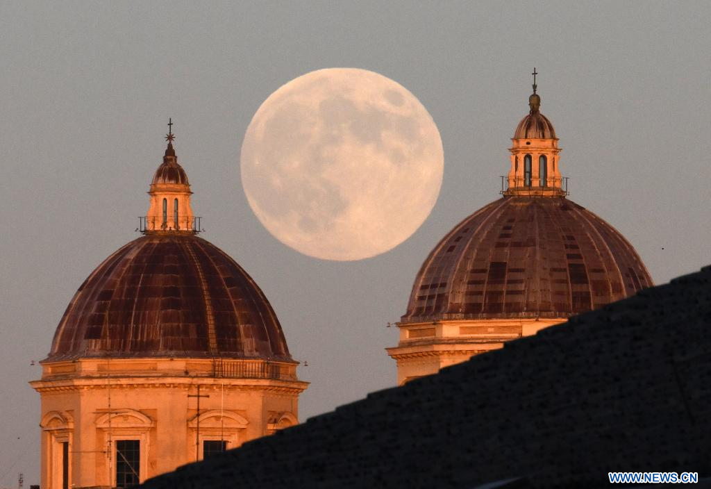 Italie : super lune à Rome