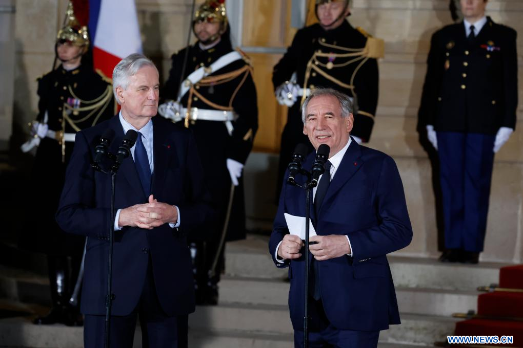 France : le nouveau PM cherche des compromis pour réconcilier le pays (PAPIER GENERAL)