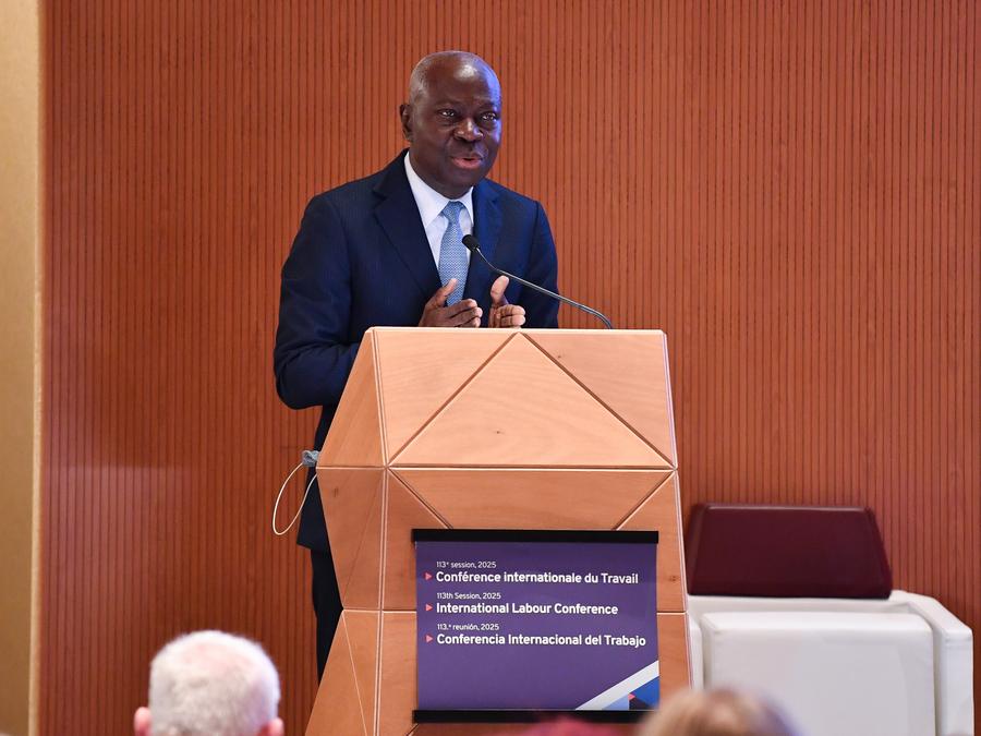 Les tensions commerciales pèsent sur les marchés du travail, selon le chef de l’OIT