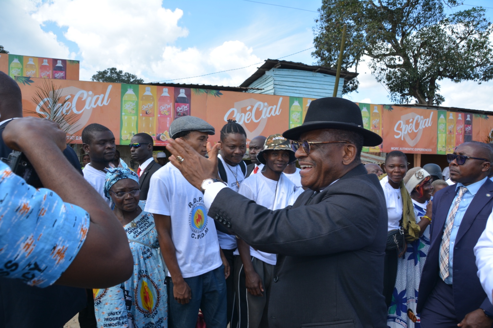 Cameroun : En campagne pour Paul Biya, Dion Ngute annonce que l’aéroport de Tiko et le terminal portuaire verront le jour Cameroun : En campagne pour Paul Biya, Dion Ngute annonce que l’aéroport de Tiko et le terminal portuaire verront le jour